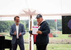 Mister Baum schrok toen hij weer het podium op werd geroepen voor nog een prijs